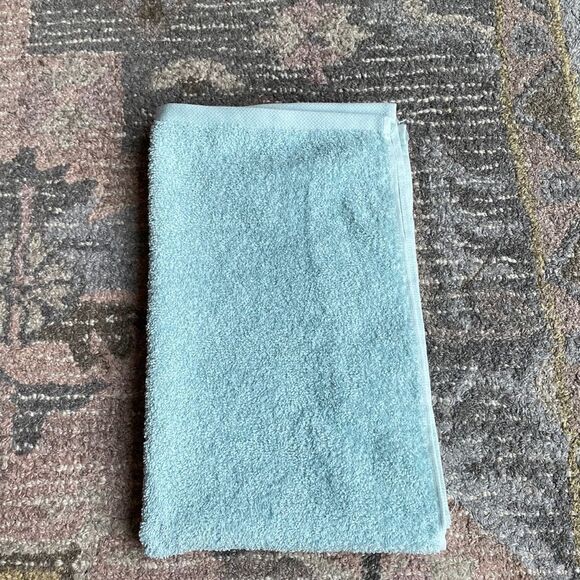 Amazon Basics Bathroom Hand Towel - Picture 2 of 4